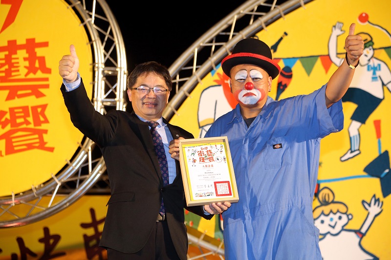 台南市代理市長李孟諺今(24)日出席「2017街藝狂饗」街頭表演盛會，並頒發入圍證書予參賽團隊。 圖：台南市政府/提供