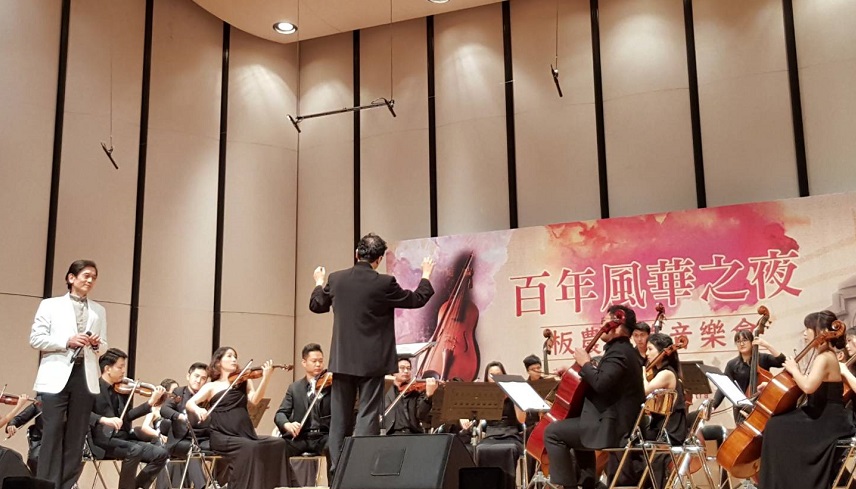 板農公益音樂會邀音樂家李哲藝率領「灣聲樂團」與金曲歌手殷正洋一起演出，透過樂音展現在地風華及台灣故事。 圖：板橋農會提供