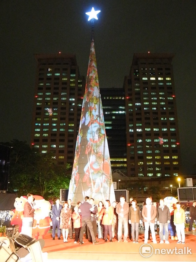 朱立倫與多位市議員一起點燈開城，將光雕從市府大樓、竹筍地景，擴及板橋車站大樓。 圖：王峻昌/攝