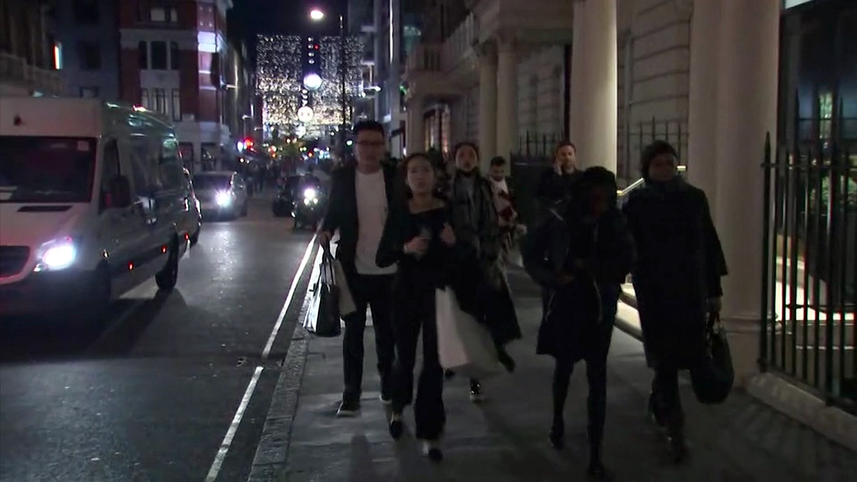 倫敦鬧區昨天因通報槍擊，在牛津圓環（Oxford Circus）附近和地鐵站引發群眾一陣恐慌，事後證明是烏龍一場。 圖: 達志影像 /美聯社