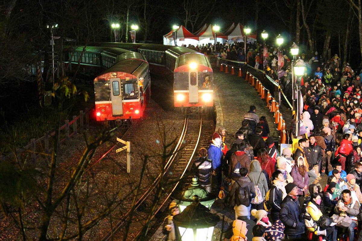 每年阿里山總擠滿跨年與看日出的人潮。 圖：台鐵提供