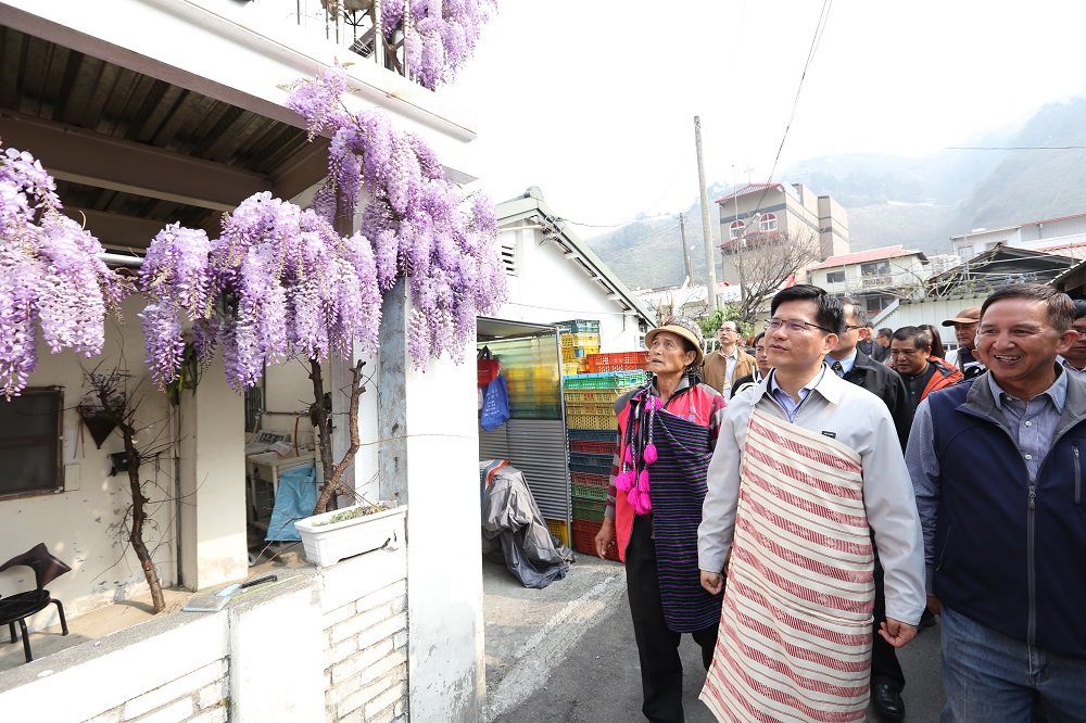 林佳龍著原住民傳統服裝視察部落環境改造。 圖：台中市政府/提供