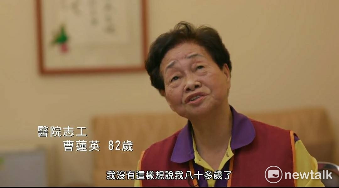 桃園市長鄭文燦於22日率先頒獎予高齡志工，代表授獎的是，長期於敏盛醫院擔任志工高齡82歲的曹蓮英，仍帶著一群50歲的志工夥伴跳舞。 圖:陳奕/攝