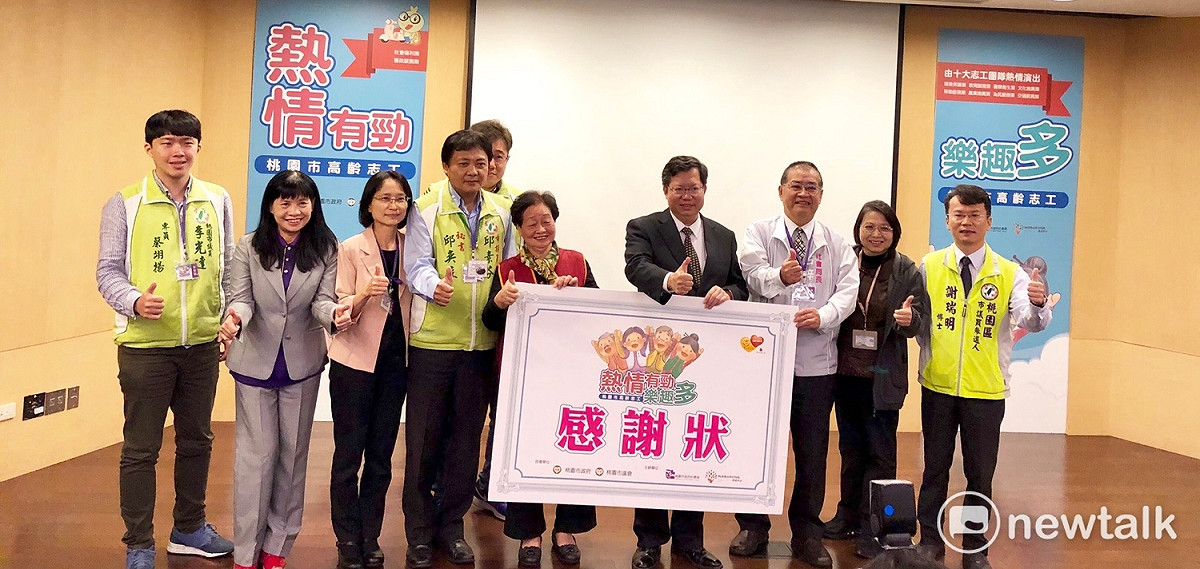 桃園市長鄭文燦22日在社會局長古梓龍、文化局長莊秀美陪同下，出席「桃園市高齡志工專刊暨紀錄片」宣傳記者會。 圖:陳奕/攝