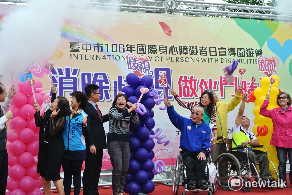 廖婉如刺破氣球時露出緊張的表情，也帶動現場氣氛。 圖：唐復年/攝