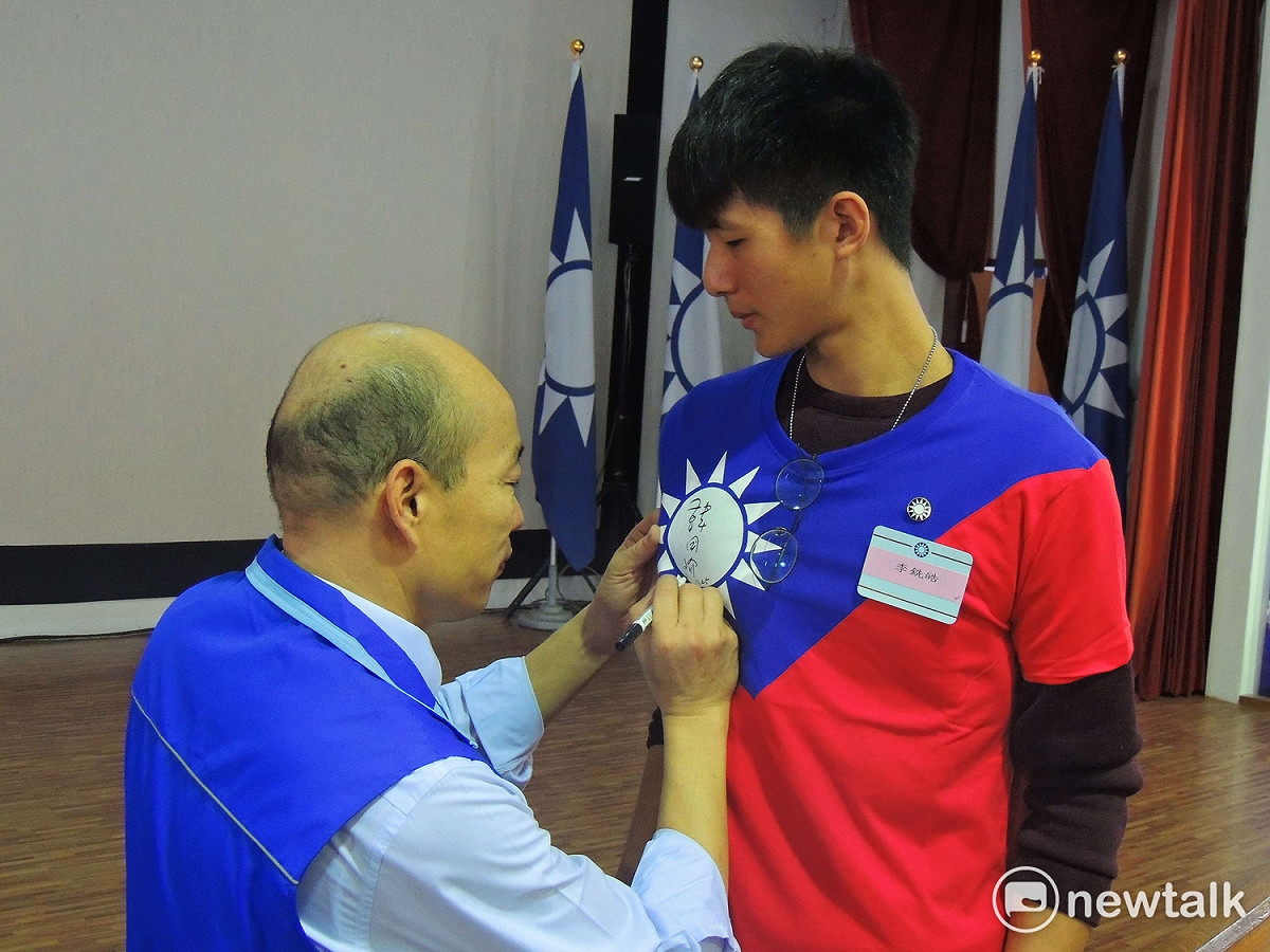 國民黨高雄市黨部今(25)日舉行建黨123週年黨慶，這也是南下要力搏下一屆高雄市長的前立委韓國瑜，接任高雄市黨部主委後，首場大型公開活動，20位新血代表，穿著國旗衣入場，接受韓國瑜頒授新黨證。 圖：國民黨高雄黨部／提供