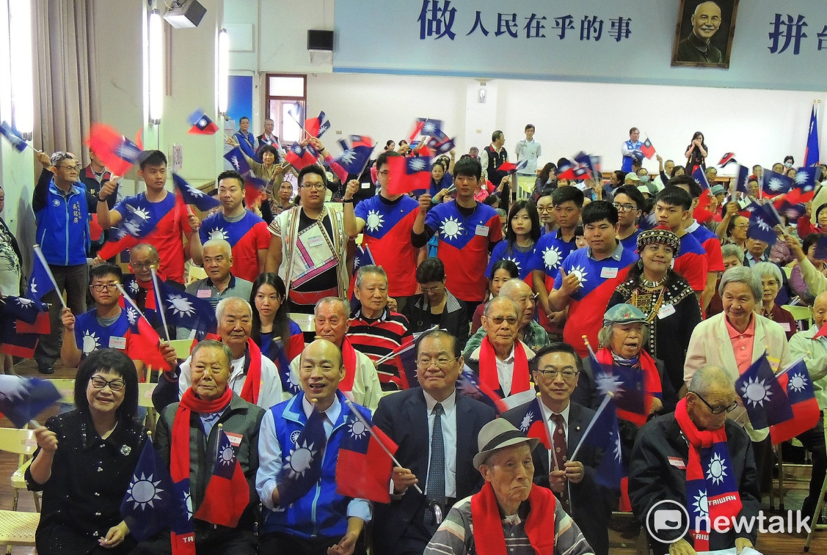 國民黨高雄市黨部今日舉行「建黨123周年暨百位青年入黨宣誓及資深績優黨員表揚活動」，數百位黨員齊聚「回娘家」，一同在現場揮舞中華民國國旗及黨旗，並高喊「中華民國萬歲！中國國民黨加油！」 圖：國民黨高雄黨部／提供