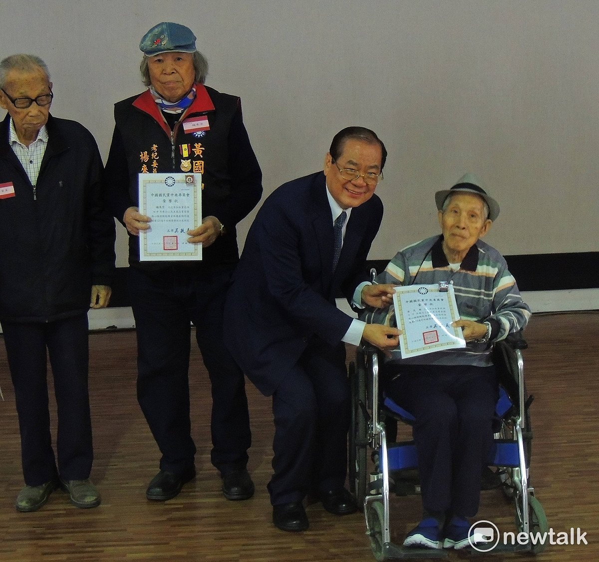 國民黨高雄市黨部今(25)日舉行建黨123週年黨慶，韓國瑜強調，頒贈榮譽狀是感謝資深黨員為國民黨的付出與努力，資深黨員早年的付出和努力，造就台灣幾十年來的富裕生活。 圖：國民黨高雄黨部／提供