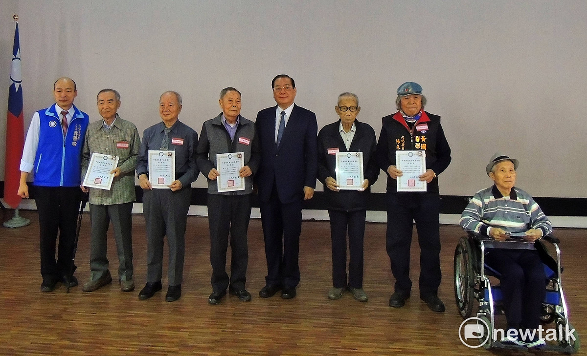 國民黨高雄市黨部今(25)日舉行建黨123週年黨慶，韓國瑜也為上百位資深黨員頒贈榮譽狀，其中更有9位已有黨齡70年。 圖：國民黨高雄黨部／提供