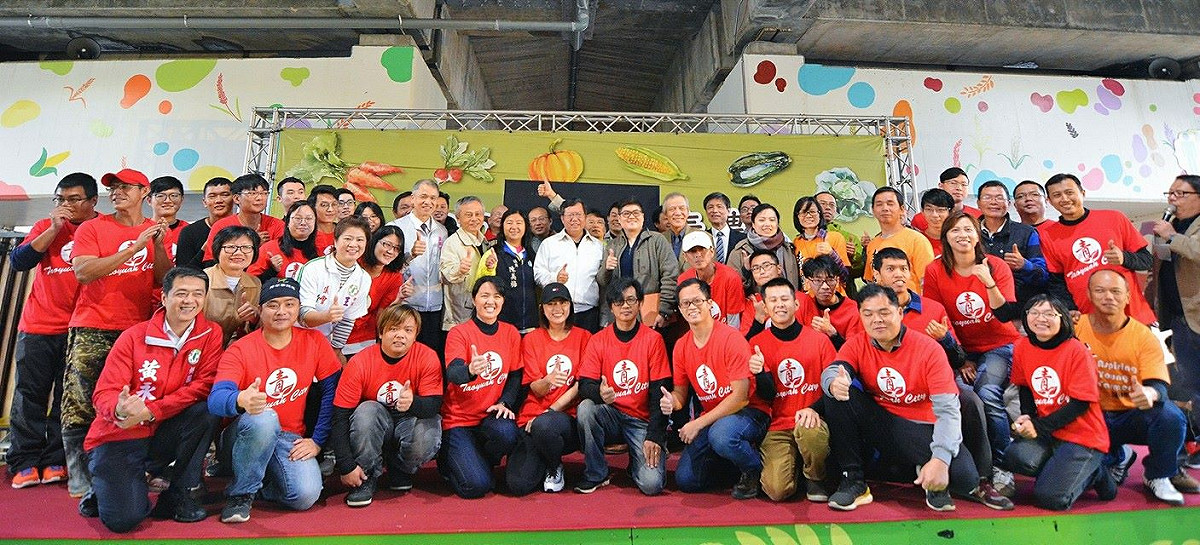 桃園市長鄭文燦今前往八德區假日農創市集，出席第三屆靑年從農結訓暨農創展活動。 圖：翻攝自鄭文燦臉書