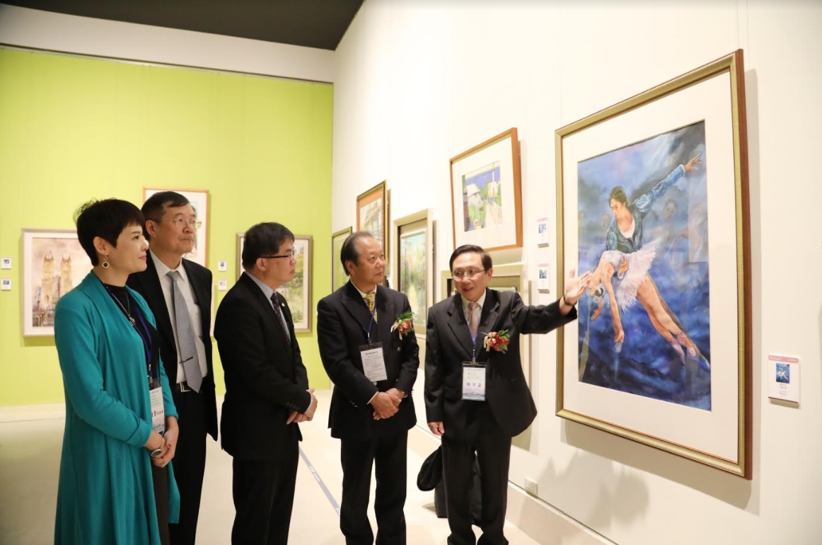 台南市代理市長李孟諺參觀郭綜合醫院院長郭宗正參展畫作。 圖：台南市政府/提供
