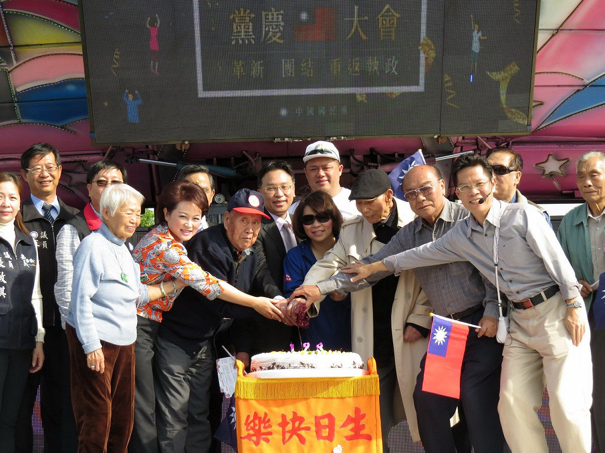 國民黨嘉義市黨部25日舉行123週年黨慶活動，黃敏惠、蕭淑麗、李允傑等三位選將同台，誓言再造藍天。 圖：國民黨嘉義市黨部/提供