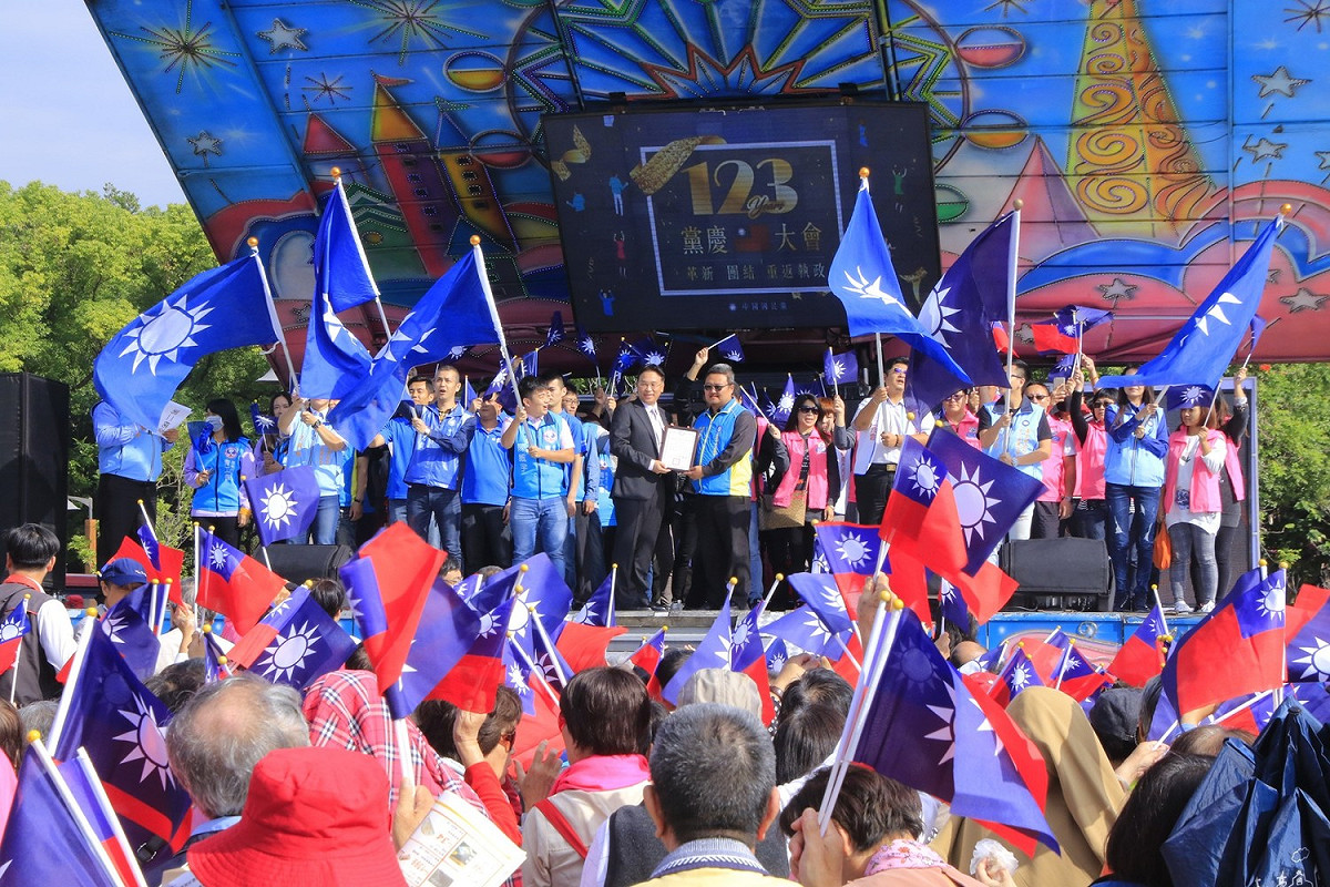 國民黨嘉義市黨部25日舉行123週年黨慶活動，熱情民眾將現場擠得水泄不通，場面熱烈。 圖：國民黨嘉義市黨部/提供