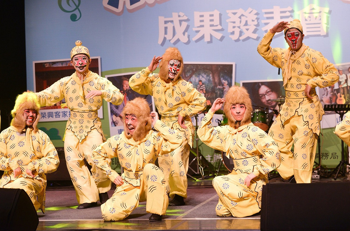 鄭文燦提到，以往客家流行音樂比賽也曾在客家局舉辦，並由客家電視台轉播，但前年起，客家局讓客家文化展演開始走出戶外，戶外型的演出都吸引了許多民眾參與。 圖：桃園市政府／提供