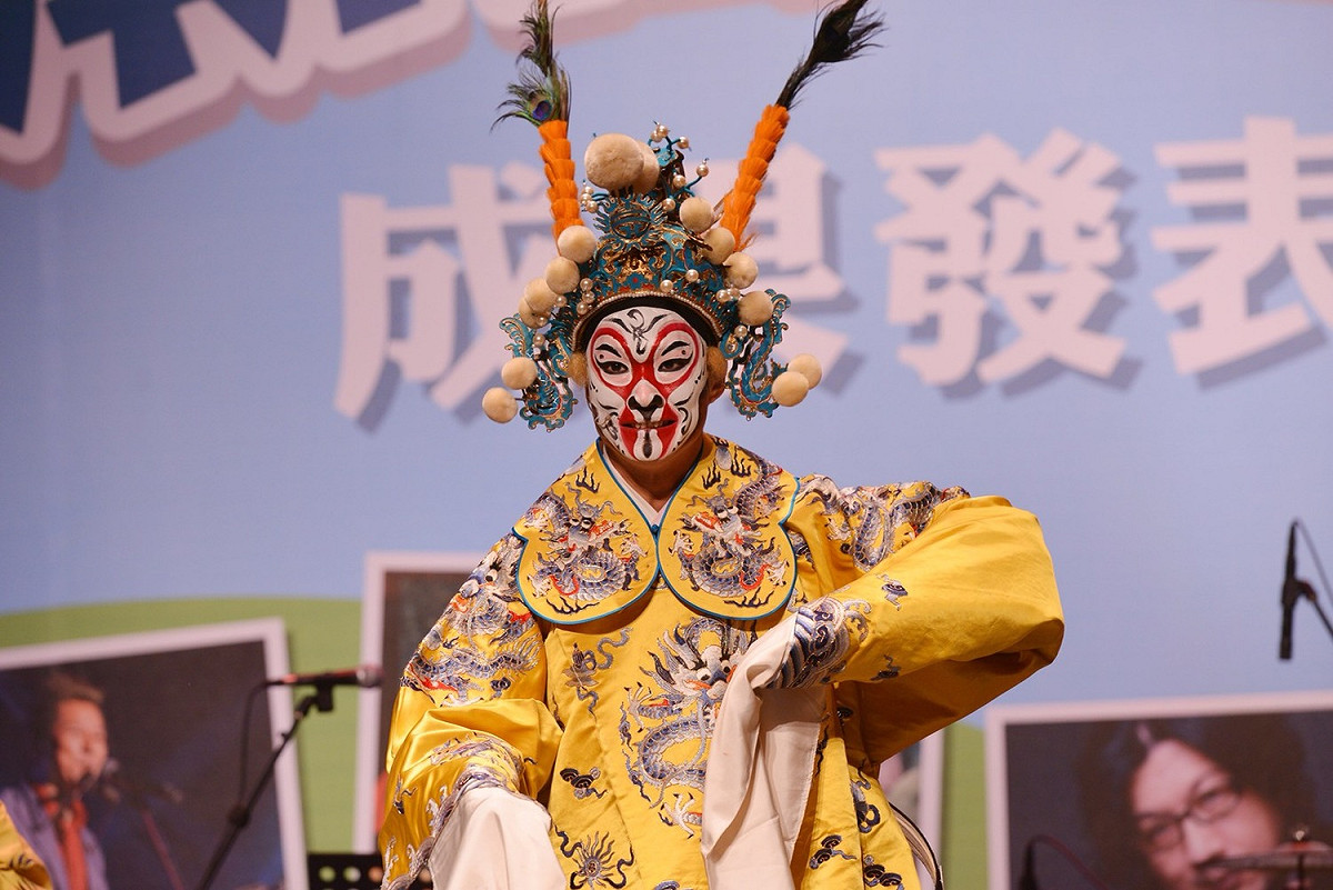 客家局長蔣絜安表示，「2017客家音樂校園展演徵件件計劃」遴選出12個優秀客家藝文團隊，於6月至11月間深入校園進行38場巡演，表演包括打擊樂、演唱、客家傳統戲劇及音樂劇等多元型態，廣受好評。 圖：新頭殻資料照