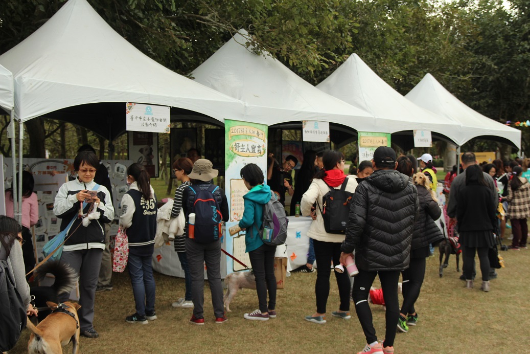 台中市都會公園賞月廊道草坪區舉辦「揪毛小孩撒野趣」活動，邀請市民朋友來綠地野餐、交流。 圖：台中市政府/提供