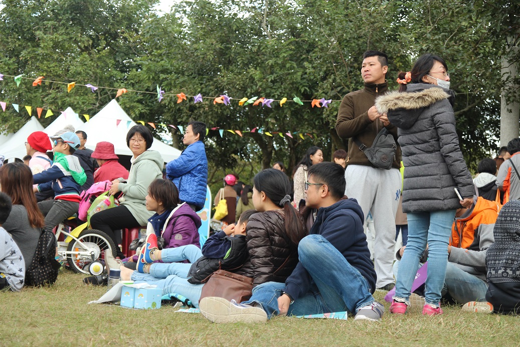 台中市都會公園賞月廊道草坪區舉辦「揪毛小孩撒野趣」活動，邀請市民朋友來綠地野餐、交流。 圖：台中市政府/提供