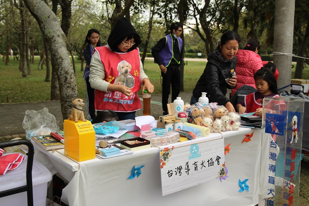台中市都會公園賞月廊道草坪區舉辦「揪毛小孩撒野趣」活動，邀請市民朋友來綠地野餐、交流。 圖：台中市政府/提供