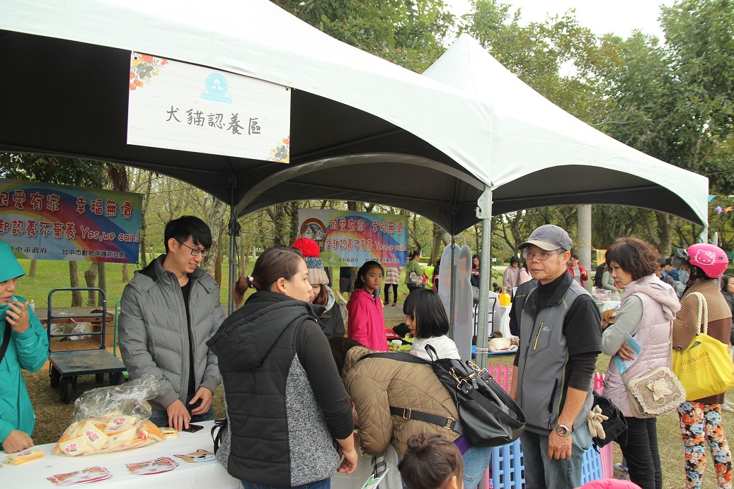 台中市都會公園賞月廊道草坪區舉辦「揪毛小孩撒野趣」活動，邀請市民朋友來綠地野餐、交流。 圖：台中市政府/提供