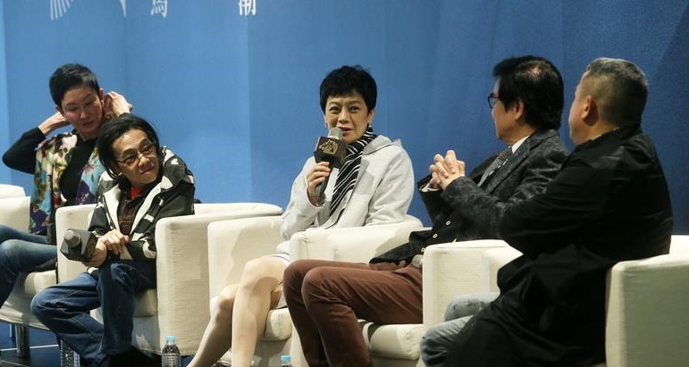 金馬新浪潮–新藝城論壇24日在台北文創大樓登場，邀請資深電影工作者施南生（左起）、泰迪羅賓、張艾嘉、黃百鳴、曾志偉出席，共憶當年新藝城影業點滴。 圖：中央社/提供