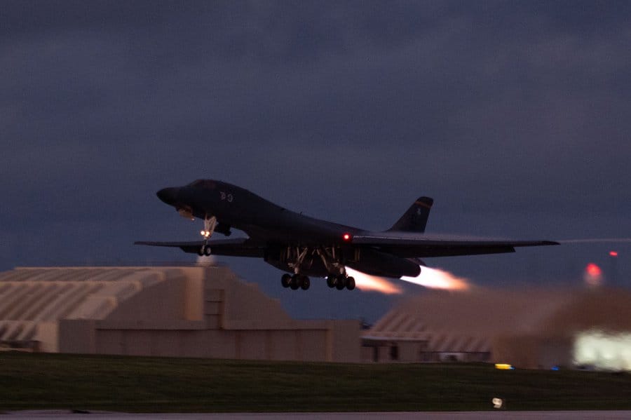 美軍 B-1B 「槍騎兵」轟炸機近日被拍到自英國皇家空軍費爾福德基地起飛。 圖：翻攝「X」@sentdefender