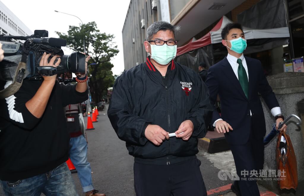 圖為普悠瑪列車翻覆案駕駛員尤振仲（中）2022年應訊後面對媒體提問快步離開。（中央社檔案照片）