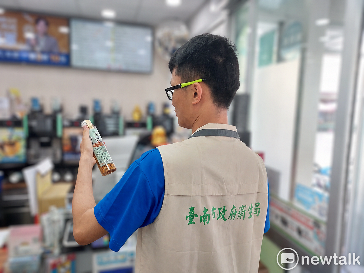 台南市長黃偉哲表示，食品中可能涉及的第一級致癌物，不只有苯駢芘，還包括黃麴毒素、甲醛、砷、鎘、環氧乙烷等項目，而這些項目均納入臺南市政府衛生局常規檢驗項目，成為食品安全的堅實後盾。 圖：台南市政府提供