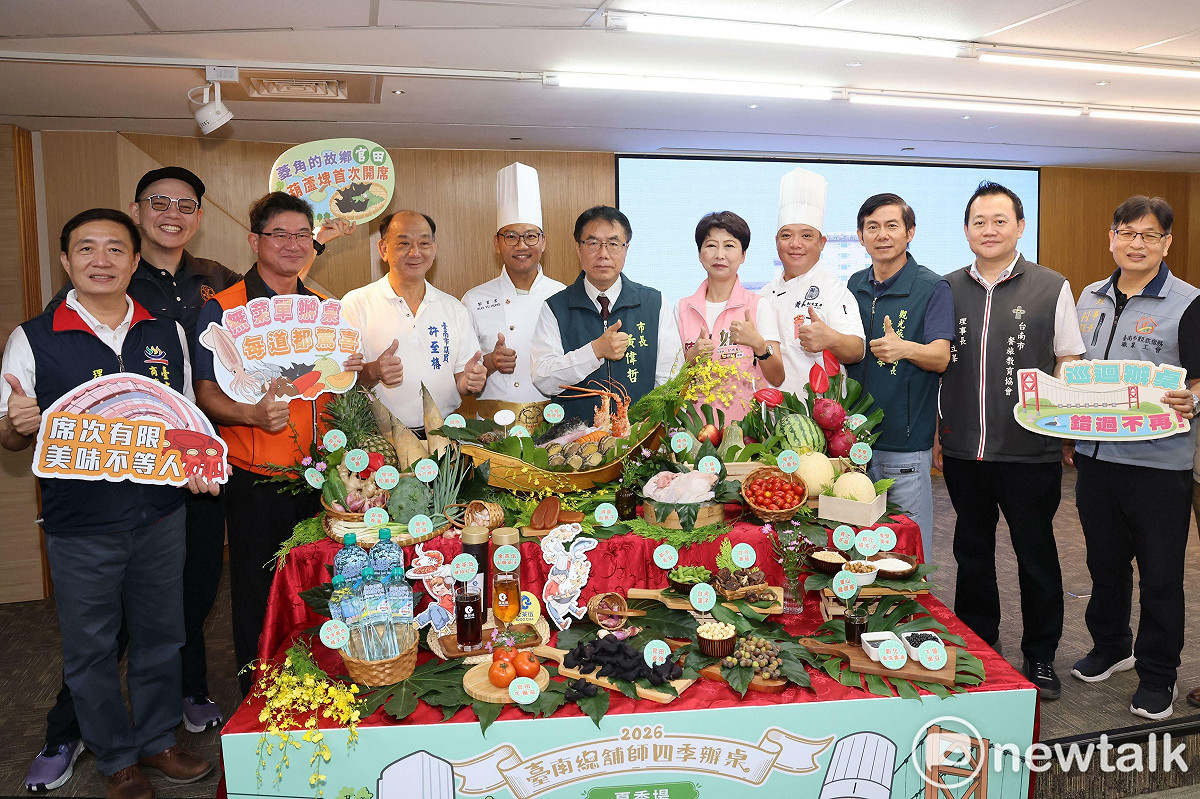 延續春季場熱烈迴響，「2026台南總舖師四季辦桌」夏季場8/22將於官田區葫蘆埤自然公園舉行，並由郭育宏、黃俊博兩位溪北新生代總舖師首度聯手掌廚，運用多種台南在地食材推出限定無菜單辦桌料理，限量百桌於明日(7/24)中午12點正式開賣。 圖：台南市政府提供