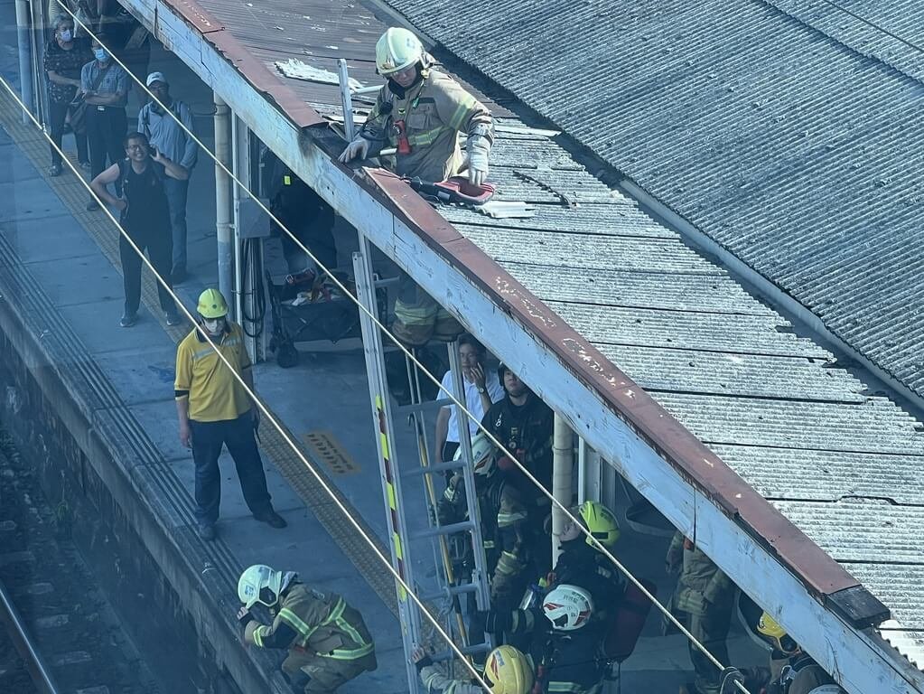 台南火車站第一月台屋頂23日下午燃燒冒煙，消防局立刻趕往斷電灌救，無人傷亡。（台南市消防局提供）中央社記者張榮祥台南傳真　115年7月23日