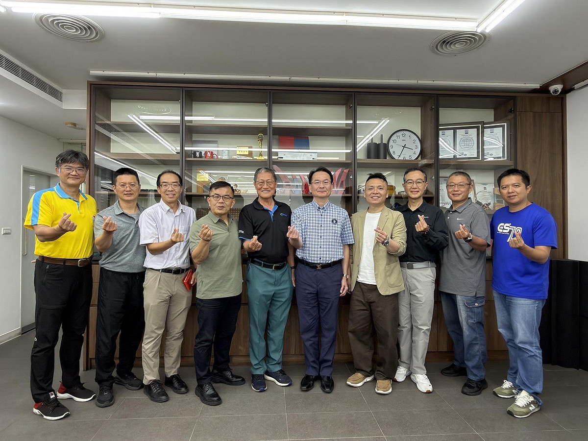 吳忠信(右五)率一級主管拜訪駿維實業股份有限公司董事長楊東勝(左五)。 圖：高科大／提供