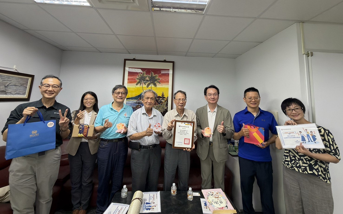 吳忠信(右三)率一級主管拜訪泰佑立船舶顧問有限公司總經理陳正成(右四)。 圖：高科大／提供
