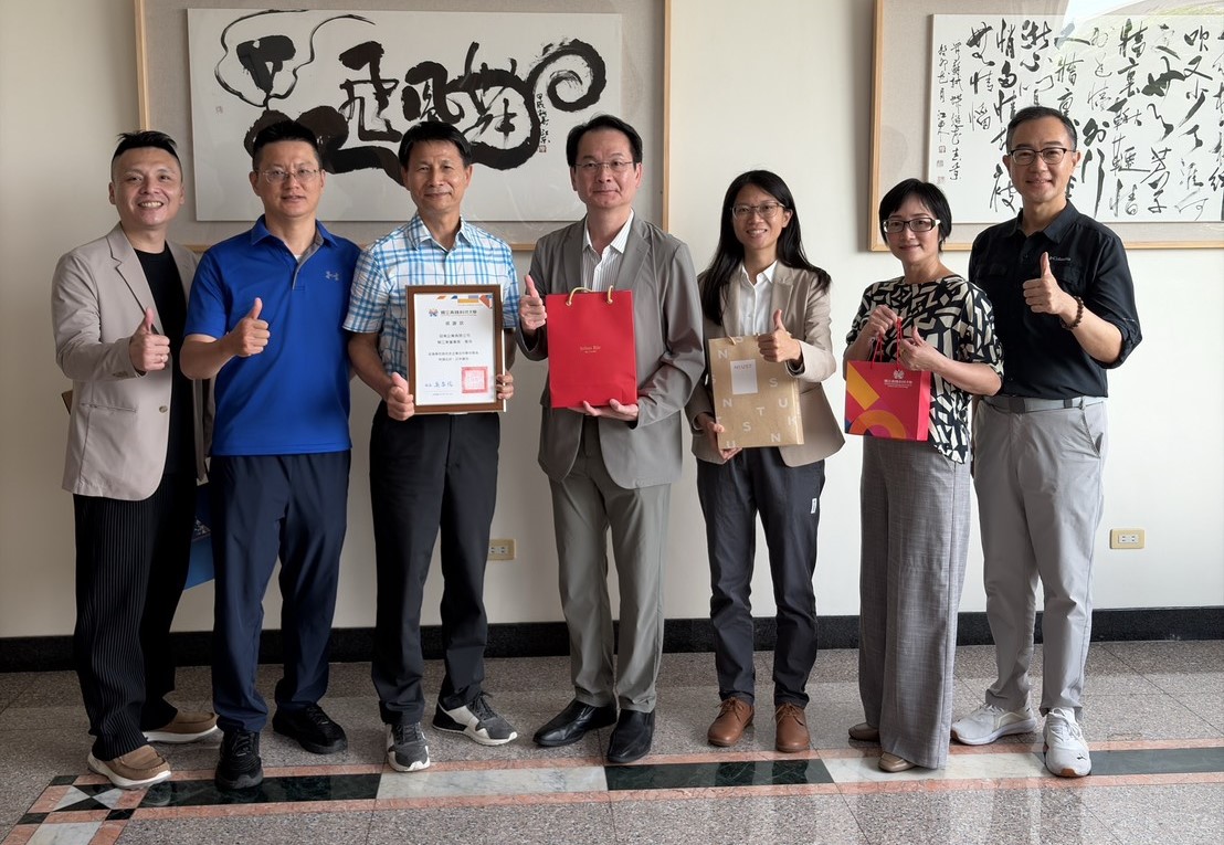 吳忠信(右四)率一級主管拜訪冠南企業有限公司董事長蔡江東(左三)。 圖：高科大／提供