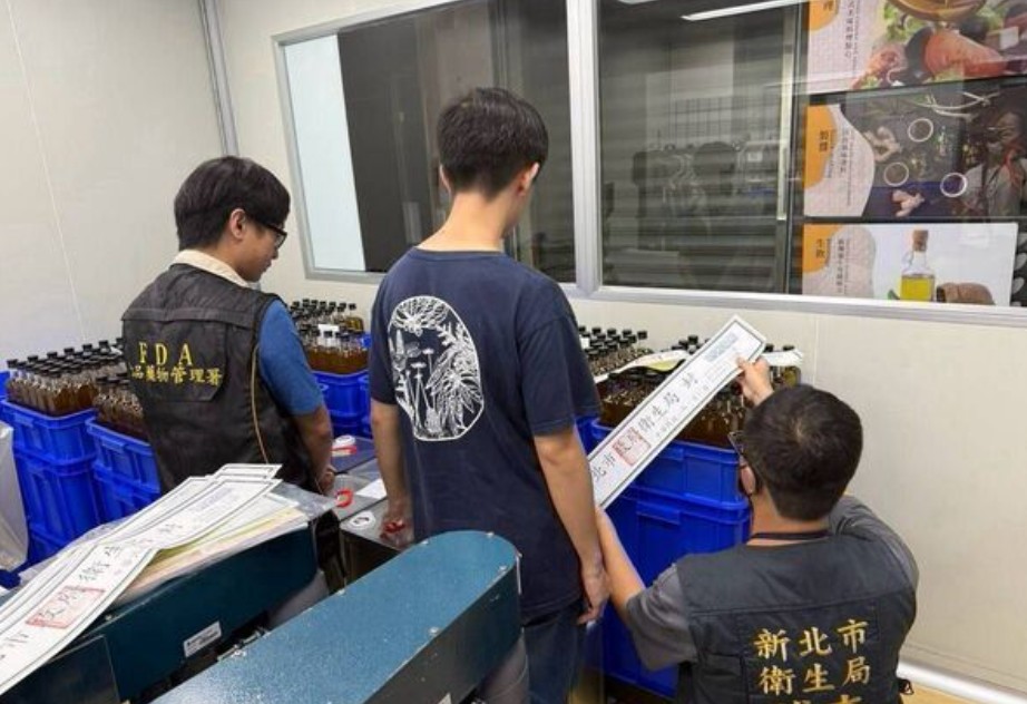 食藥署與地方衛生局前往連淨公司查核。 圖／食藥署提供