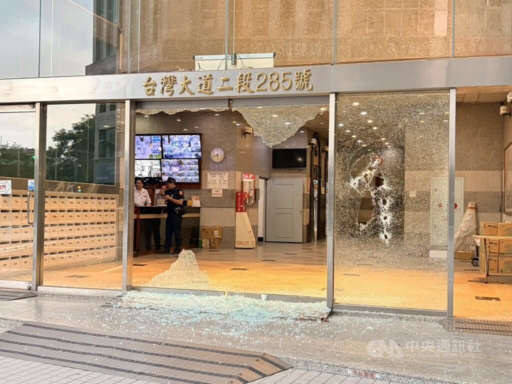 台中市西區台灣大道二段1處商業辦公大樓24日遭人開10餘槍，1樓玻璃大門遭射破，涉案人苗栗投案，全案擴大調查中。（翻攝照片）中央社記者蘇木春傳真　115年7月24日