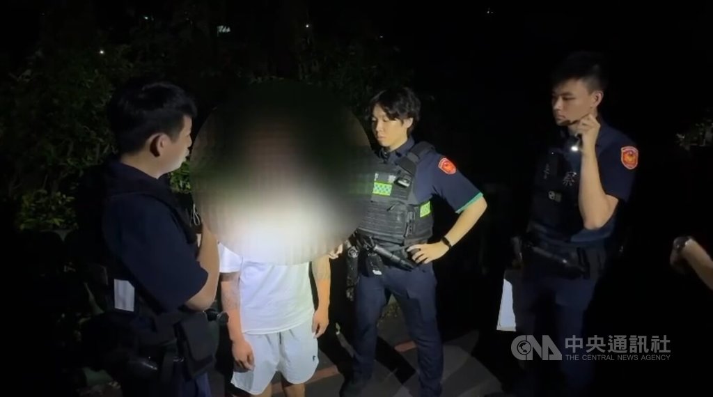 新北市汐止區23日晚間發生砍人案，許嫌疑因感情糾紛找友人設局邀余男碰面，持刀攻擊後逃逸；警漏夜追查，2小時內將許嫌與共犯緝捕到案，詢後2人依刑法殺人未遂罪嫌移送士林地檢署偵辦。（翻攝照片）中央社記者曹亞沿傳真　115年7月24日