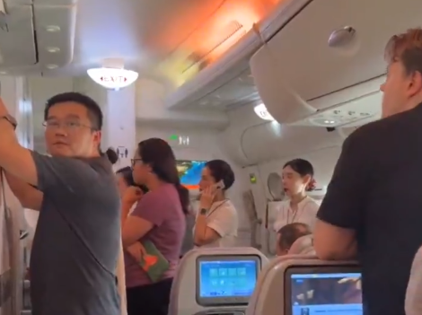 被困機艙12小時慘變烤箱，飛上海阿聯酋航班故障不放人？373名旅客崩潰釀3人昏厥 旅客急報警！ 圖：翻攝自 X @whyyoutouzhele