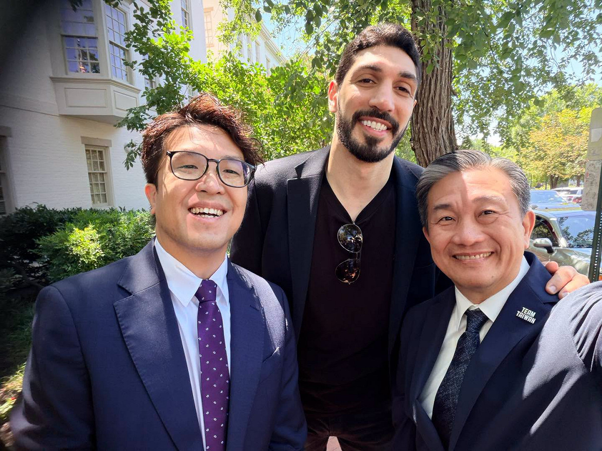 沈伯洋、王定宇巧遇NBA前球星Enes Kanter Freedom。 圖：翻攝自王定宇臉書