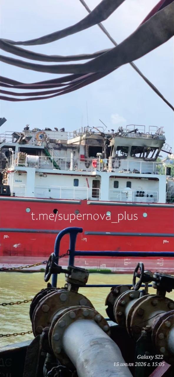 烏方首次公布俄羅斯「影子艦隊」油輪 Efrosinya B 近距離受損畫面。根據公開影像，該油輪於 7 月 8 日在亞速海遭攻擊後，艦橋結構及駕駛艙嚴重燒毀、受損明顯。 圖:翻攝自X@Burak_Keskin85