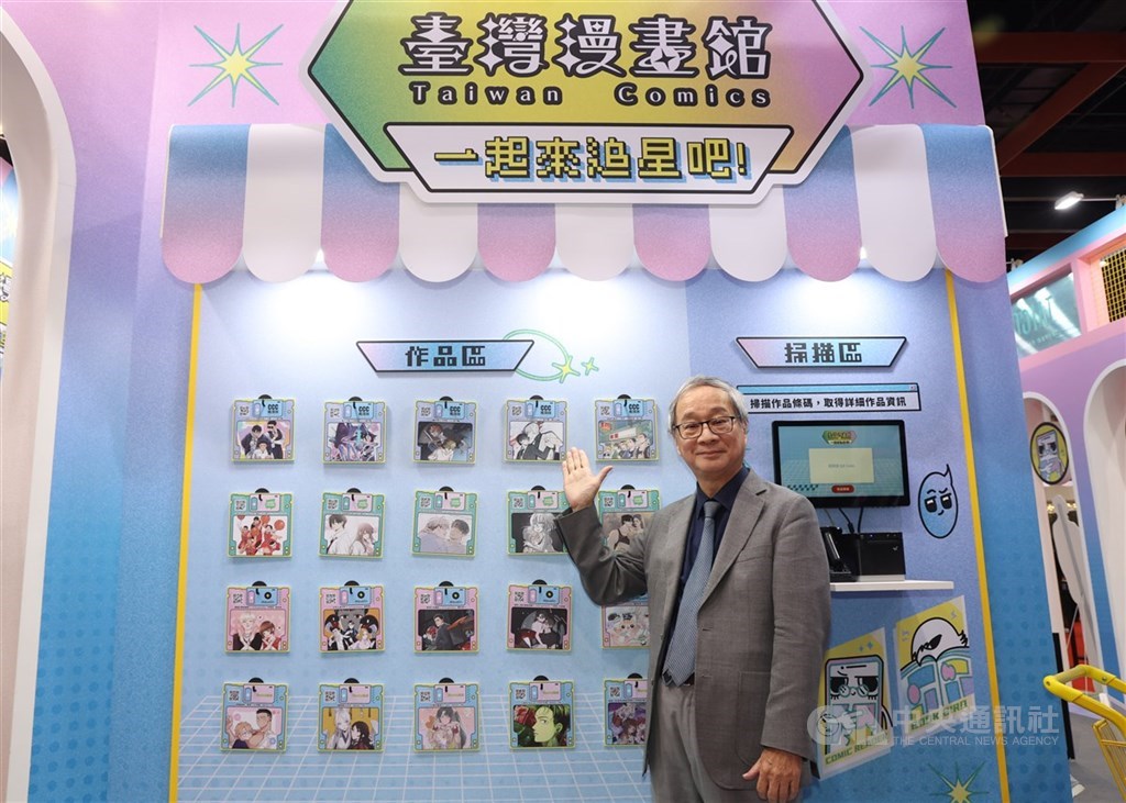 2026漫畫博覽會23日於台北世貿一館開幕，文策院規畫「台灣漫畫館」展現台漫近年亮眼成績，並以追星文化帶動台漫閱讀風潮，見證IP轉譯實力。圖為文化部長李遠於開幕首日參觀及體驗「台灣漫畫館」。（中央社檔案照片）