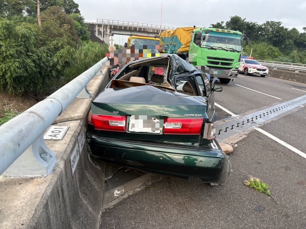 國道1號台南市後壁路段，24日清晨6時發生事故，自小客車自撞護攔後再被聯結車撞擊，自小客車女駕駛受傷送醫。（國道警察局提供）中央社記者張榮祥台南傳真　115年7月24日