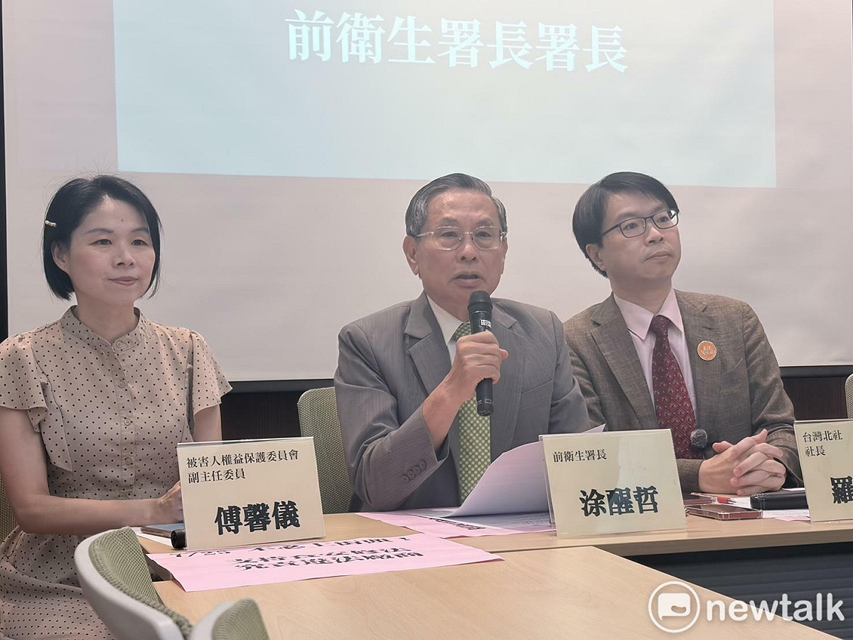民團今（24）日召開記者會，前衛生署長涂醒哲（中）也到場聲援，批評地方政府不該什麽事情都推給中央。 圖：李宣萱/攝