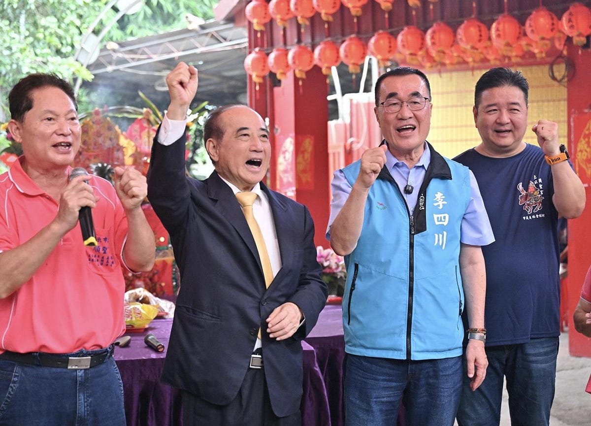 國民黨新北市長參選人李四川在立法院前院長王金平陪同下前往土城順聖宮參拜。 圖：李四川競選辦公室/提供