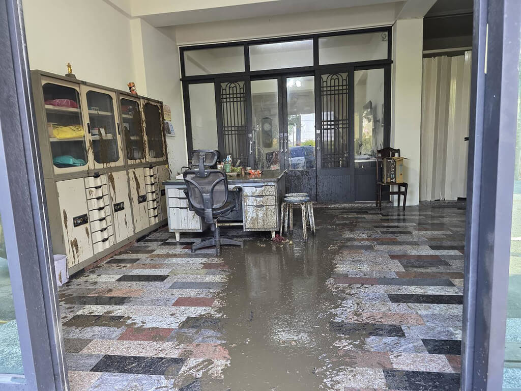 彰化縣埔鹽鄉林姓男子住家23日遭不明人士潑灑豬糞，警方獲報成立專案小組，擴大調閱周邊路口監視器影像追查，已掌握特定涉案車輛與2犯嫌特徵。（民眾提供）中央社記者鄭維真傳真　115年7月24日