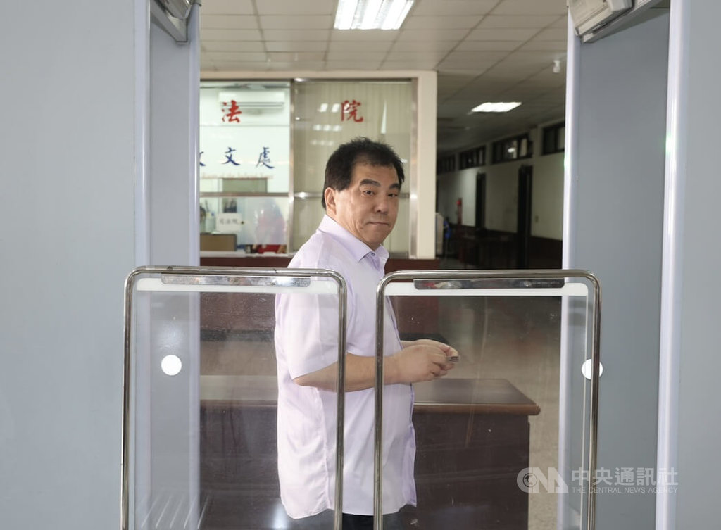 新北市議員周勝考（圖）涉護航遠雄開發案，透過友人以新台幣200萬元行賄議員林銘仁，一審被依貪污等罪判刑10年。二審台灣高等法院24日開庭，周勝考出庭。中央社記者劉世怡攝　115年7月24日