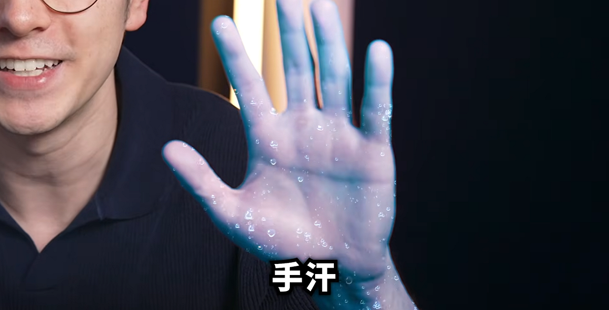 錫蘭解釋，光環攝影的原理是受到手汗、濕度與溫度影響，才會讓照片呈現不同的顏色，因此錫蘭也忍不住直呼，「花1500元拍一張手汗照」。 圖：翻攝自錫蘭YT頻道