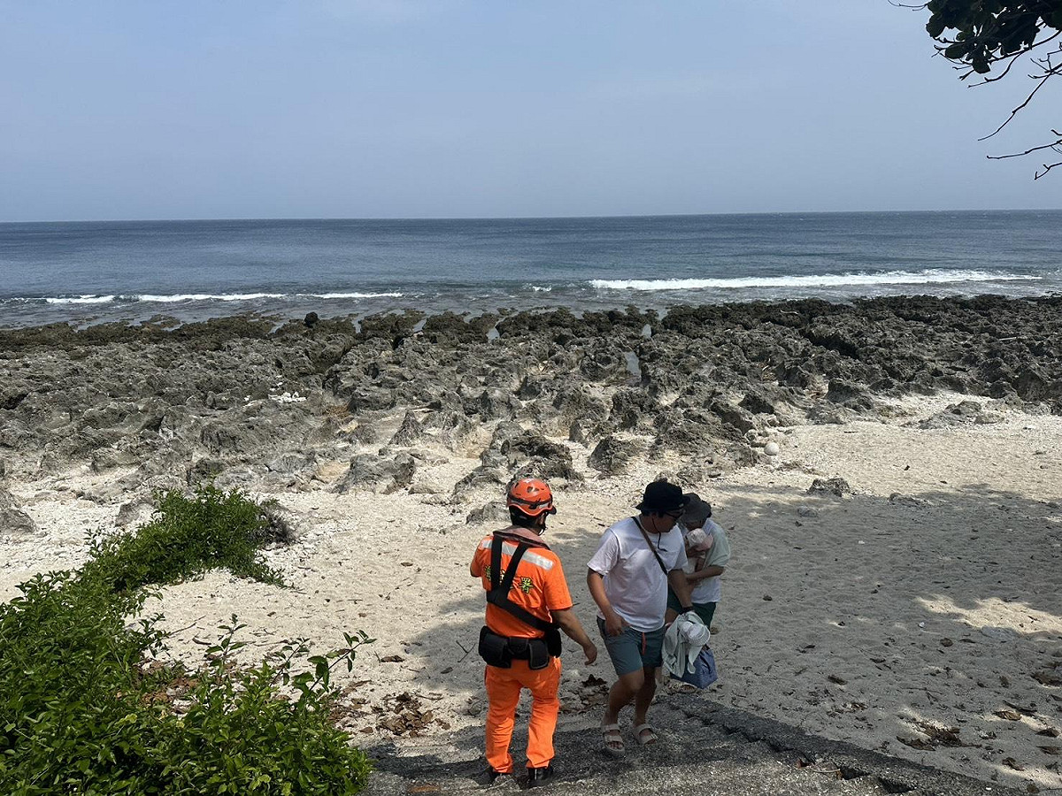 海巡署指出，為確保民眾安全，海巡署各岸際單位亦同步啟動防颱整備與預防性巡查，針對海岸及港口加強宣導，提醒民眾切勿前往海邊觀浪、垂釣或從事水域活動。 圖：海巡署提供