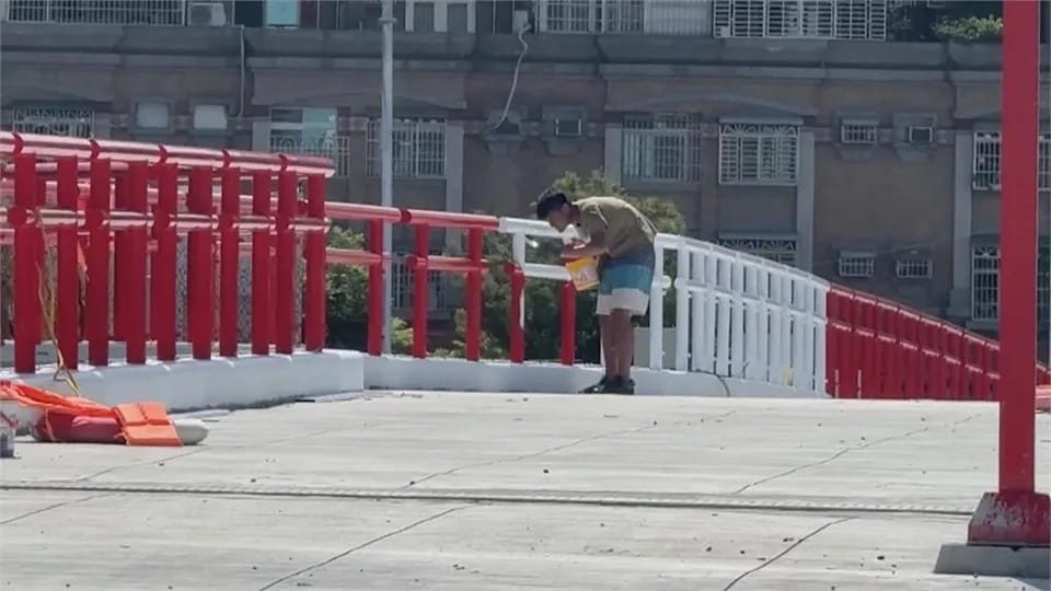 高雄九如橋通車前因橋體兩側紅色欄杆造型神似日本神社「鳥居」而引發批評聲浪，高市府緊急將原本的紅色欄杆改漆為白色。 圖：高雄市議會國民黨團／提供