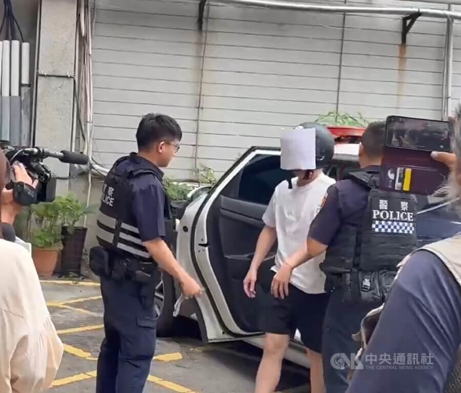 饒姓男子（中）24日凌晨在台中市西區一處商辦內私人招待所疑發生酒後糾紛，對商辦一樓大門掃射13槍，事發後到苗栗縣警察局投案，台中警方北上將他帶回偵辦，詢後將依違反槍砲等罪嫌送辦。（翻攝照片）中央社記者蘇木春傳真　115年7月24日