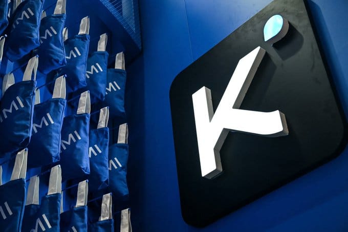 由中國 AI 新創公司「月之暗面」推出的 AI 語言模型 Kimi K3 近期憑藉著低成本與高性能的優勢衝擊全球輿論，專家認為該款模型的出現象徵著 DeepSeek 的成功可能具備「可複製性」。 圖：翻攝自 @clashreport X 帳號