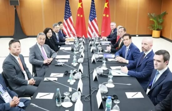 中國外長王毅率代表團與美國國務卿在馬尼拉東盟會議展開對談。   圖 : 翻攝自新民晚報